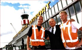 Dakbedekkers van Mital op de foto met de directeur van Rotterdam Airport
